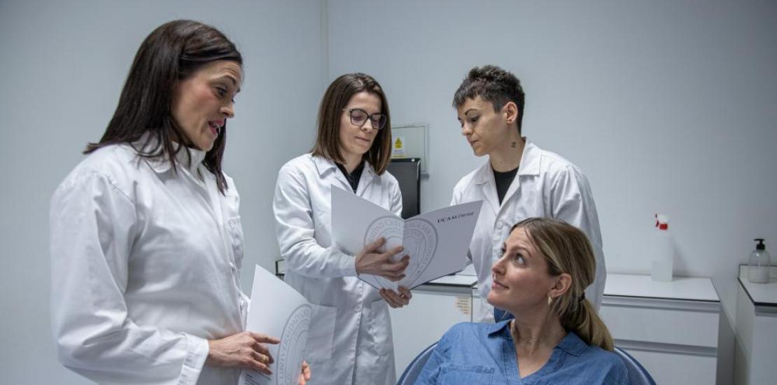 Las investigadoras Laura Murcia, Desirée Victoria-Montesinos y Ana María García en las instalaciones de UCAM Dental