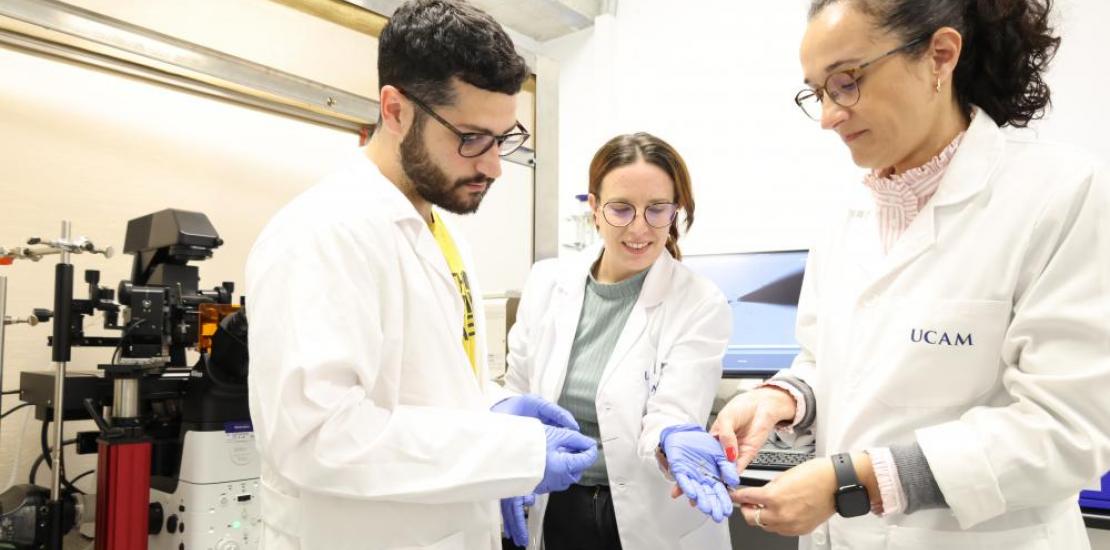 Los investigadores María Cuartero, Agueda Molinero y Antonino Biagio realizando las primeras pruebas del nanosensor en el laboratorio