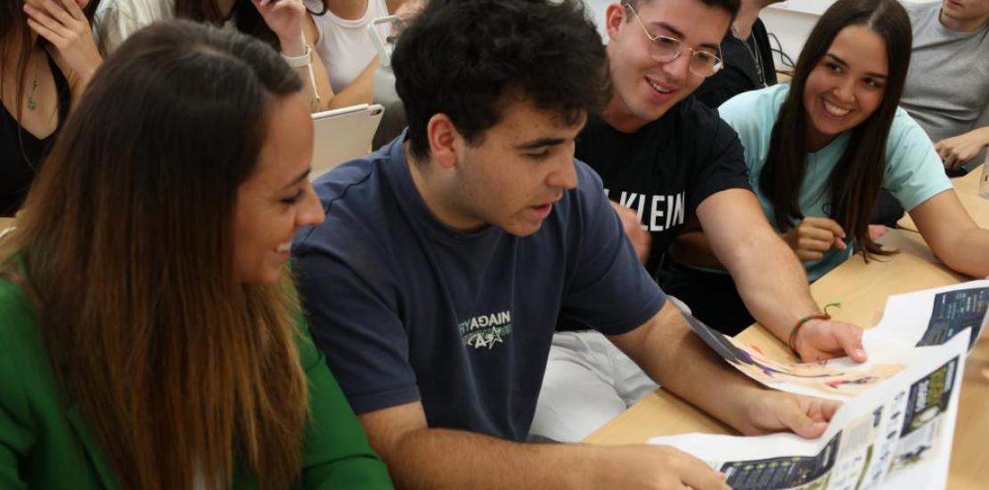 Explicación de alumnos a la decana de la facultad de deporte Lourdes Meroño