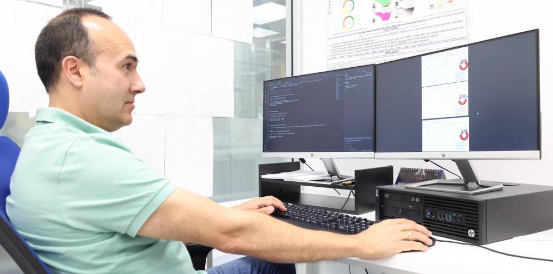 El investigador Francisco Segura recopilando datos sobre los diferentes cauces estudiados