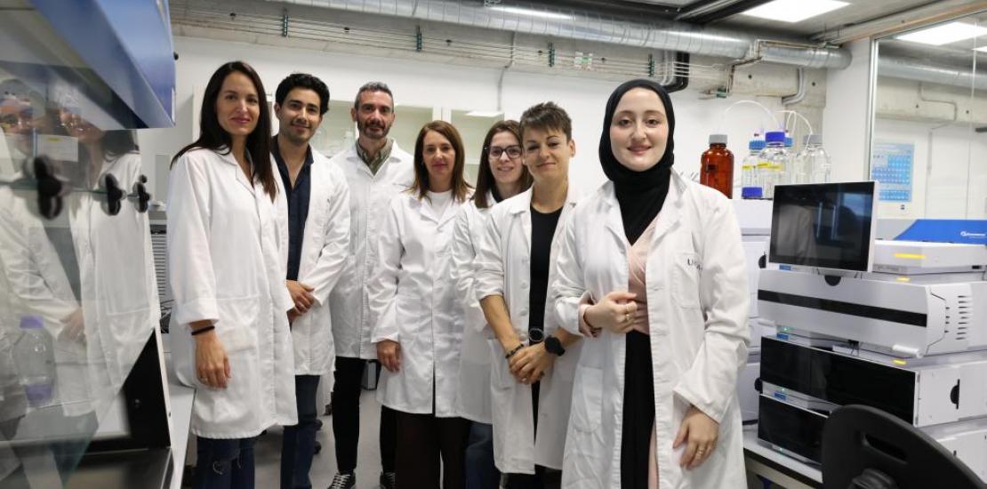 Los investigadores del estudio en el laboratorio de cromatografía del UCAM HiTech