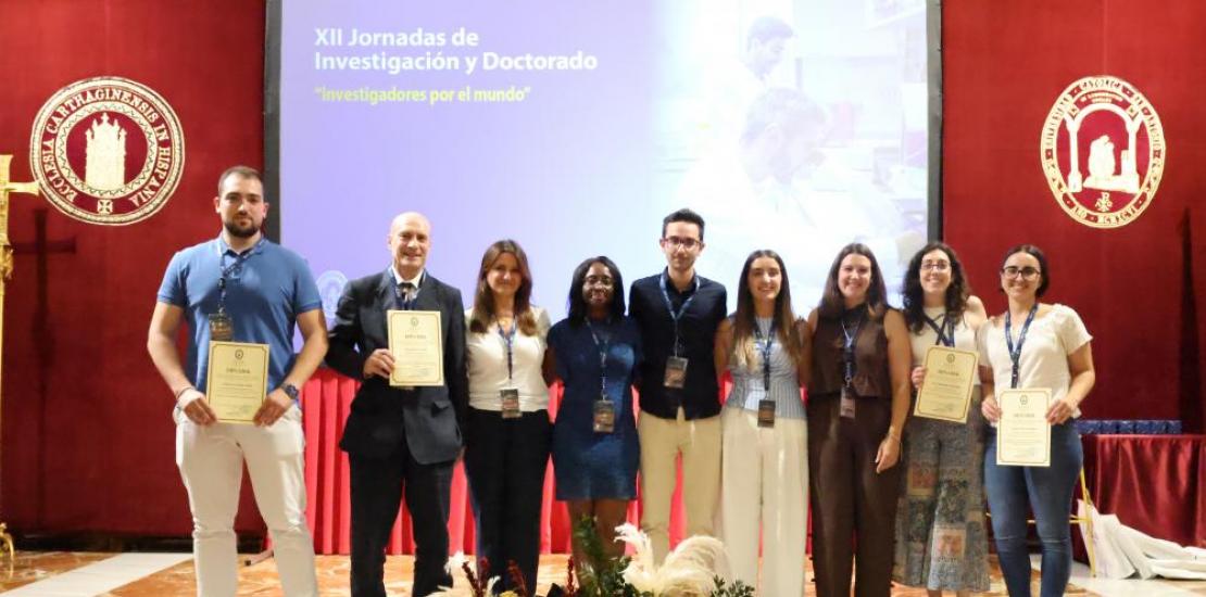  Foto grupal de los ganadores del concurso Mi Tesis en 3 Minutos.