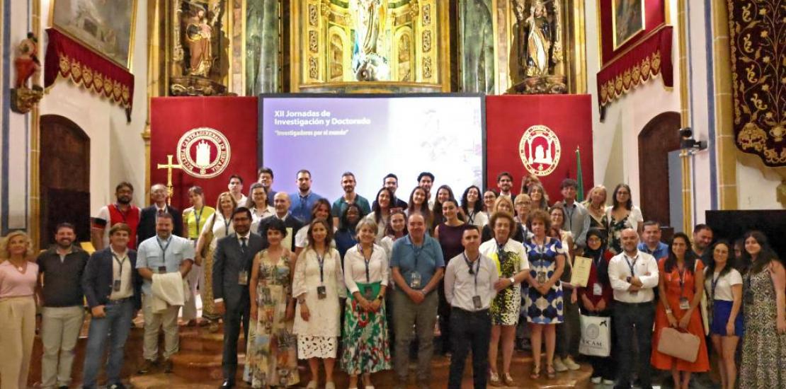Fotografía de los ganadores y el comite organizador de las XII Jornadas de Investigación y Doctorado UCAM