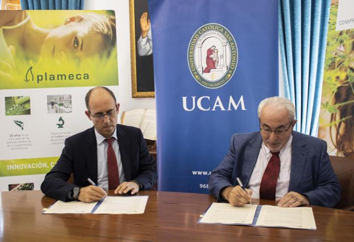 José Luis Mendoza, presidente de la UCAM, y Oscar Fernández, director general de Plameca, firmando su nuevo convenio