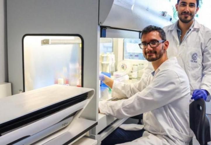 Los doctores Rubén Rabadán y Rubén Zapata trabajan sobre regeneración celular, tras instalar en el UCAM HiTech, la Unidad de Regeneración Celular Biow.