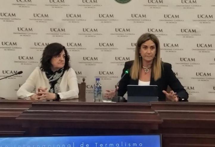 María Dolores García, presidenta de la UCAM, y Patricia Fernández, alcaldesa de Archena, durante la presentación.