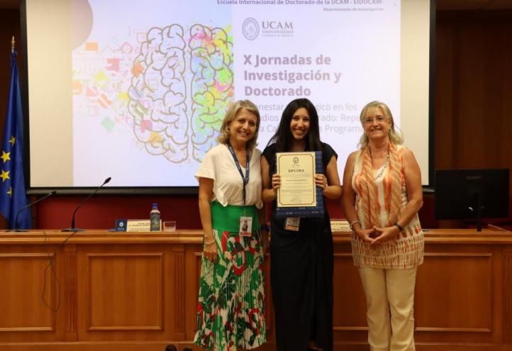 Yasmina Carrascal Orozco, ganadora de 'Mi tesis en 3 minutos', posa con su diploma.