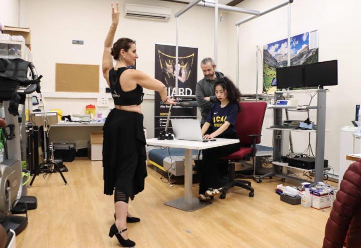 La nueva doctora de la UCAM, Ningyi Zhang, y su director de tesis, Sabastián Gómez, durante el análisis del zapateado de una bailaora de flamenco