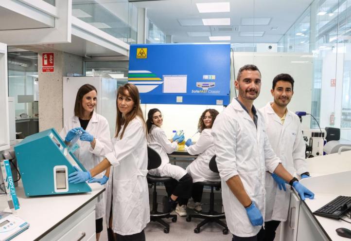 Los investigadores Begoña Alburquerque, Silvia Montoro, Judit García, Macarena Alba Gil, Rubén Zapata y Rubén Rabadán en uno de los laboratorios de UCAM HiTech. 