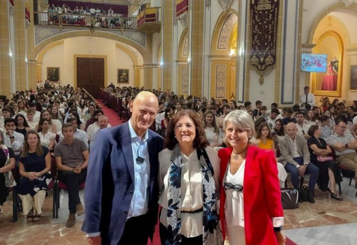Juan Carlos Izpisua junto a María Dolores García, presidenta de la UCAM, y Estrella Núñez, vicerrectora de Investigación de la Universidad, ante los más de 600 estudiantes del área de la salud que han asistido a escuchar al investigador español.