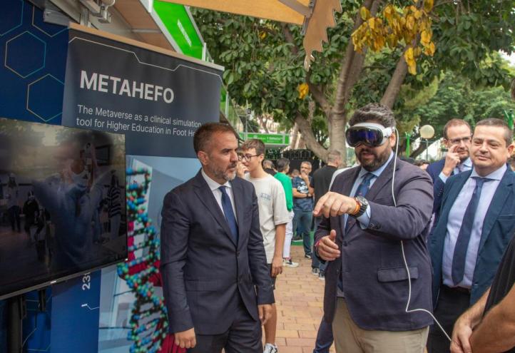 Fernando López Miras, presidente de la CARM, con las Apple Vision Pro, conociendo el proyecto METAHEFO en el que participa la Universidad Católica de Murcia, y que desarrolla un metaverso aplicado a ciencias de la salud; Junto a él, Luis Tejada, director de la Oficina de Transferencia del Conocimiento de la UCAM, y Manuel Pardo, investigador principal en la Católica de Murcia del proyecto y vicedecano del Grado en Podología.