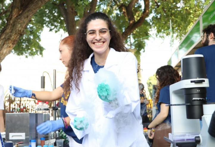 Investigadora de la Universidad Católica de Murcia durante la Semana de la Ciencia y la Tecnología SECyT24. 