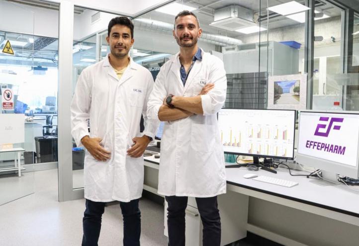 Los Investigadores Rubén Rabadán y Rubén Zapata en uno de los laboratorios de UCAM HiTECH