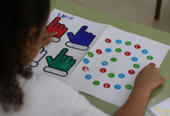 Alumno del CEIP Nuestra Señora del Carmen de Alguazas realizando una de las pruebas del estudio. 