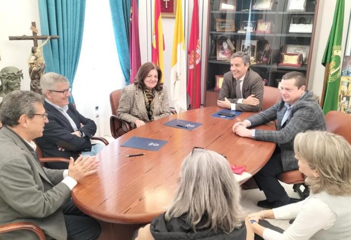 Los presidentes de ambas instituciones, María Dolores García Mascarell y Jaime Yartu San Millán, en el campus de la UCAM en Murcia, junto a otros miembros de dichas instituciones