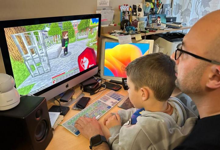 El investigador Daniel Guillén utilizando el videojuego educativo desarrollado por la UCAM en Minecraft Education Edition para enseñar RCP 