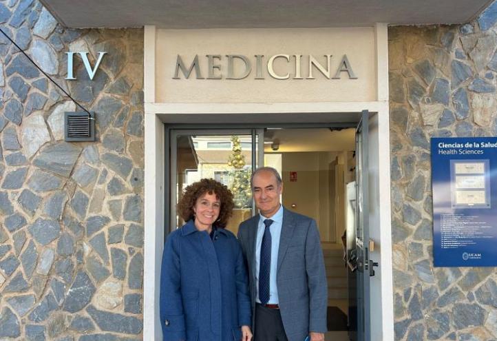 Los investigadores de la UCAM María del Mar Martínez y Fernando Vidal Vanaclocha en el campus de Cartagena de la Universidad Católica.