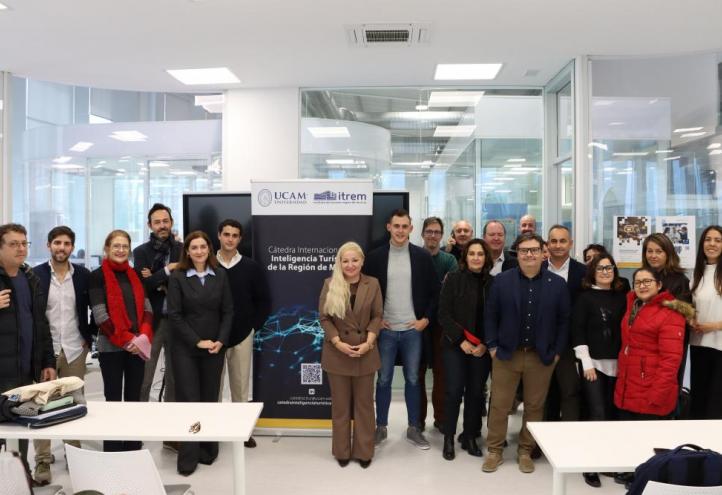 Foto de familia de los participantes en el 'CIITUR-Lab; encuentro de Investigaciones en Inteligencia Turística', celebrado en el UCAM HiTech.