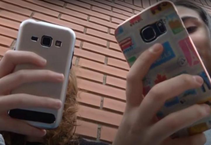 Estudiantes utilizando la aplicación