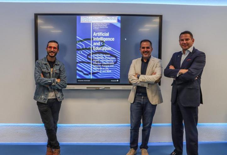 Los investigadores José Ortí Martínez, Manuel Pardo Ríos y Javier Plitt Stevens en la sala de realidad virtual de la UCAM.