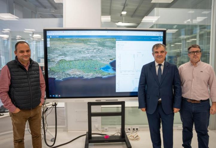 Javier Senent presentó los resultados a Juan M. Vázquez, consejero de Medio Ambiente, Universidades, Investigación y Mar Menor, y a Antonio Caballero, director general de Universidades e Investigación.