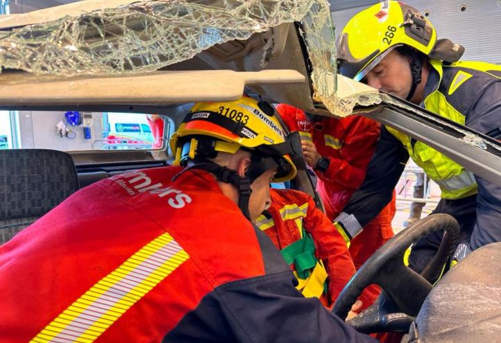 Personal del Servicio de Emergencias durante el estudio para la extracción de víctimas de accidentes.