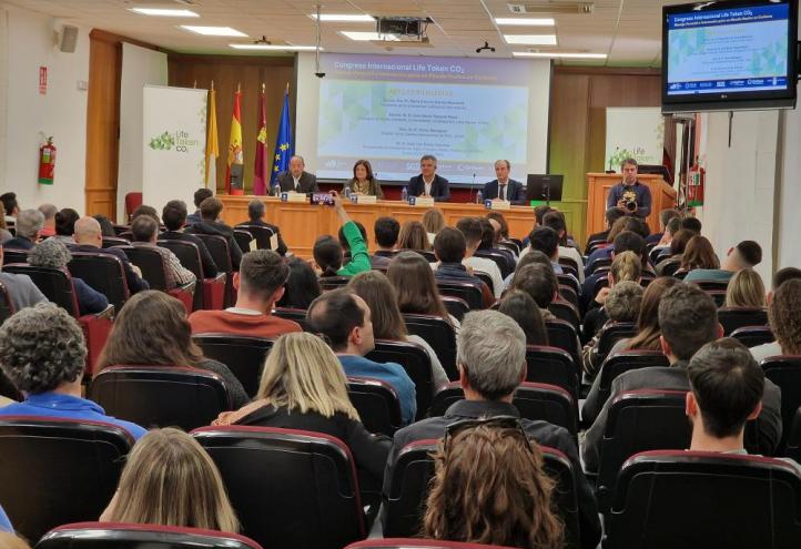  Inauguración del congreso. En la mesa presidencial, de izquierda a derecha: Víctor Meseguer, María Dolores García, Juan María Vázquez y José Luis Durán