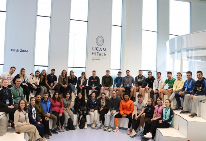 Estudiantes y profesores de las universidades de Limerick (Irlanda) y Roma Foro Italico (Italia) junto a representantes de la UCAM en UCAM HiTech.