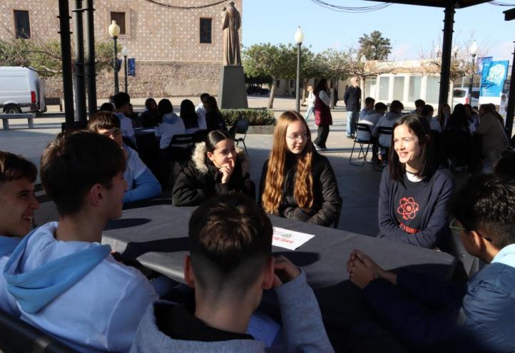 Investigadoras de la UCAM conversando con alumnos del Colegio Cipriano Galea de La Ñora