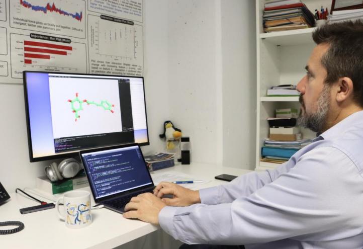 El investigador Horacio Pérez trabajando con una imagen 3D del compuesto 