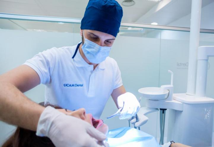 Paciente recibiendo un tratamiento en la clínica UCAM Dental