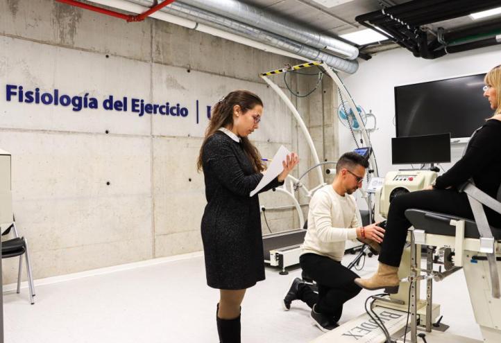 Silvia Pérez-Piñero y Juan Carlos Muñoz-Carrillo evaluando la respuesta de la rodilla durante su estudio