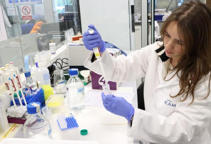  La investigadora de la Universidad Católica de Murcia, Clara Noguera, trabajando en uno de los laboratorios de UCAM HiTech.
