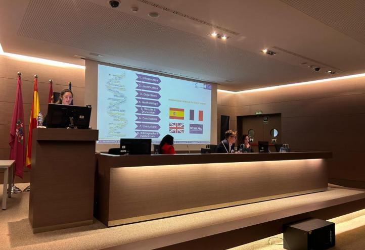 La investigadora Teona Dumitru durante su defensa de tesis doctoral en el salón de actos del Hospital General Universitario de Santa Lucia