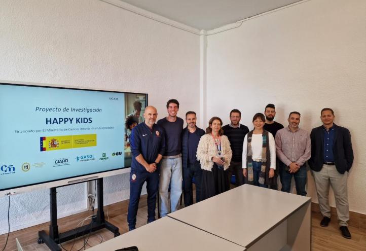 Responsables del proyecto 'Happy Kids' tras la presentación en el Colegio Católico San Vicente de Paúl