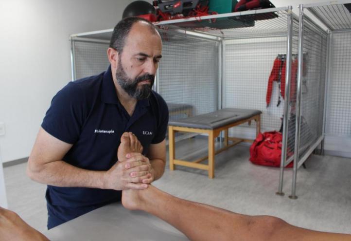 El investigador Carlos Truque realizando terapia manual a un paciente