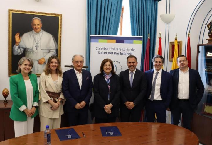 Firma del convenio entre la UCAM y la marca de calzado Pablosky.