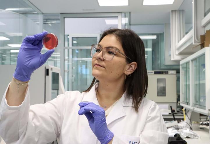 La investigadora Noelia Hernández en uno de los laboratorios de la UCAM.