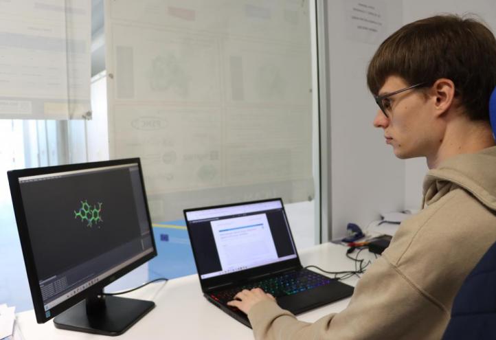 El investigador de la UCAM, Jochem Nelen, en la sala de trabajo del grupo BIO-HPC.