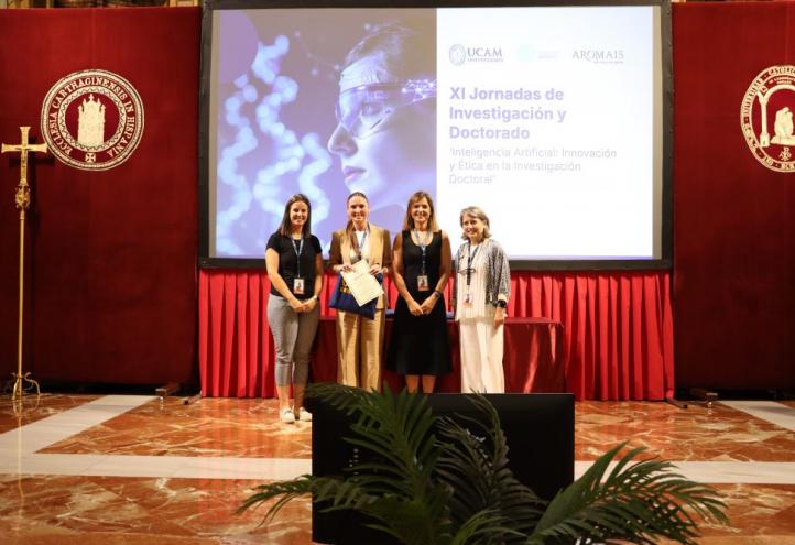 Entrega del primer premio de Mi Tesis en 3 Minutos a Isabel María López Ruiz
