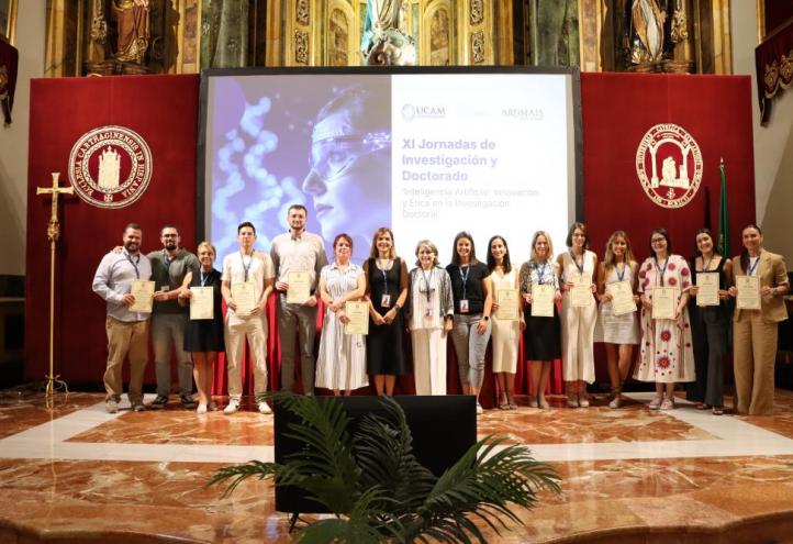 Foto de familia con los premiados del evento 
