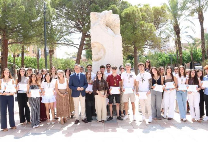 Los estudiantes premiados junto a Estrella Núñez, vicerrectora de Investigación de la UCAM, Antonio González, director de la Fundación Séneca, y Miriam Mendoza, coordinadora del Campus de Cartagena.