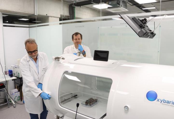 Los investigadores Antonio José Pérez-López y José Ramón Acosta-Motos, del grupo de investigación BioVegA² de la UCAM, realizando pruebas en la cámara hiperbárica.