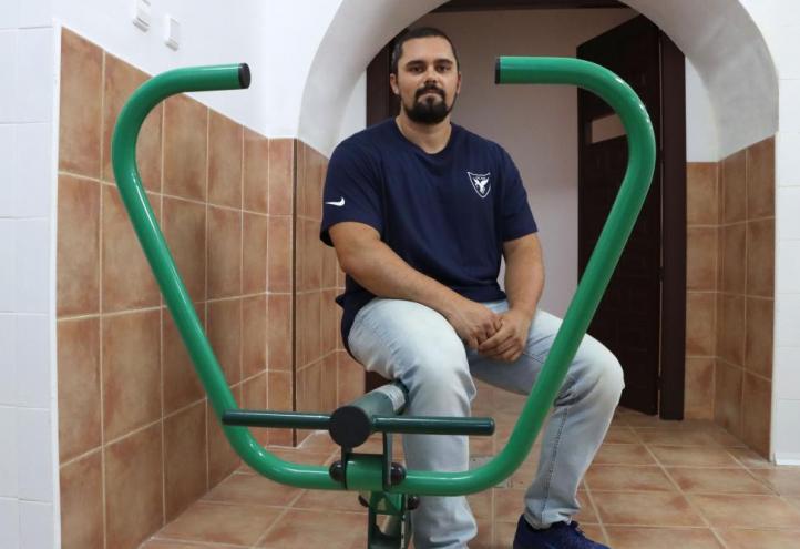 El investigador Tomás Abelleira, con una de las máquinas biosaludables incluidas en el estudio.