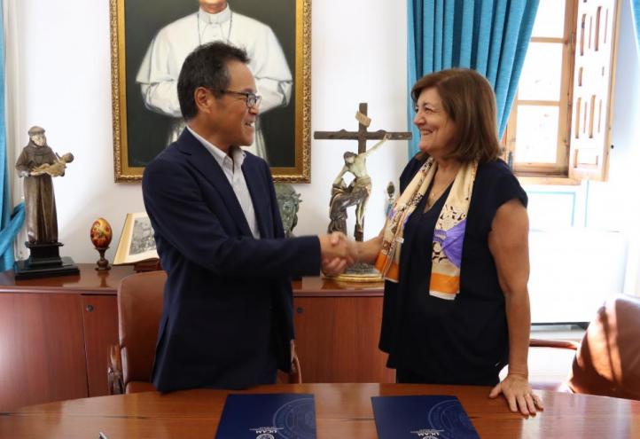 Firma entre la UCAM y Takasgo para la creación de su nueva cátedra. 