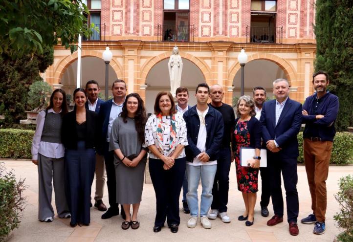 Los representantes de la UCAM y El Ciruelo tras la firma del acuerdo