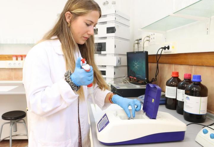 La investigadora Lucía Plana en el laboratorio de la Facultad de Farmacia y Nutrición de la UCAM.