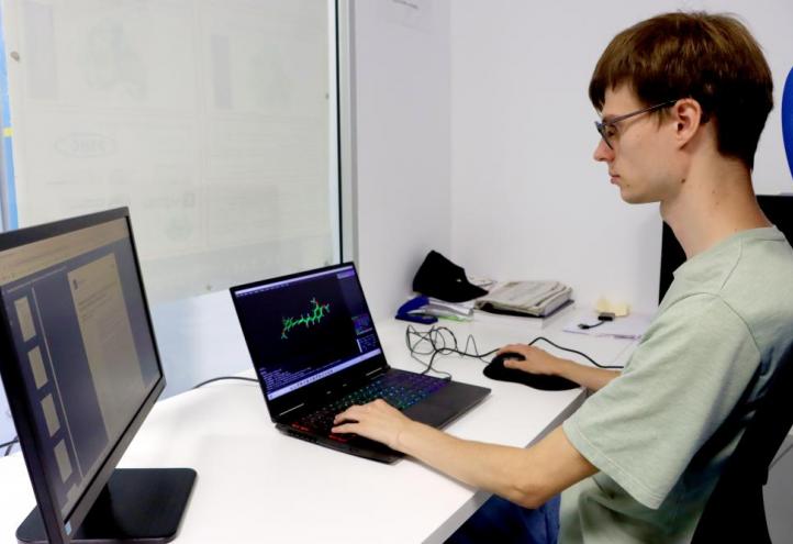 El investigador de la UCAM, Jochem Nelen, trabajando en el estudio.