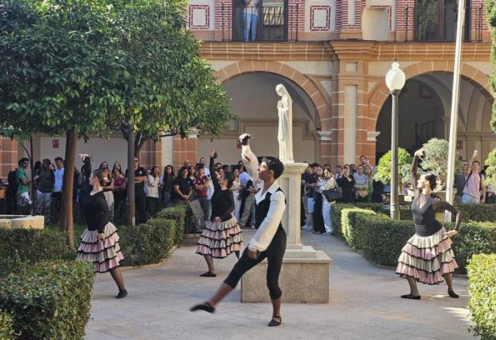 Un grupo del Conservatorio Superior de Danza de Madrid 'María de Ávila' han actuado en el claustro del Monasterio de Los Jerónimos.