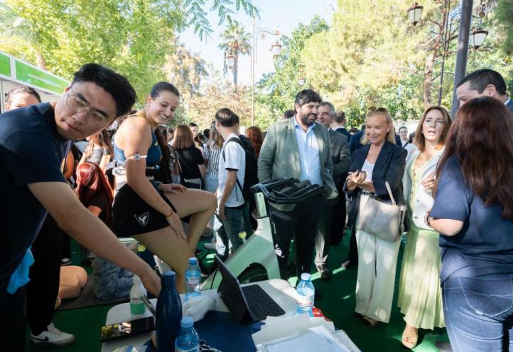 La rectora de la Universidad Católica y el presidente de la CARM, en una demostración de UCAM SENS, con la jugadora del UCAM Cartagena Tenis de Mesa, Carmen Lozano.